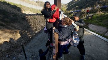 El arribo de inmigrantes agobia a la Patrulla Fronteriza.