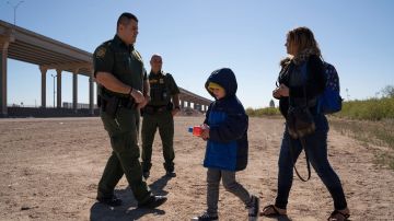 Una madre y su hijo se entregan a la Patrulla Fronteriza en El Paso.