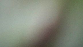 Un campesino  muestra un puñado de savia de opio cosechada.