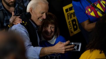 El exvicepresidente Biden busca atraer el voto de latinos.
