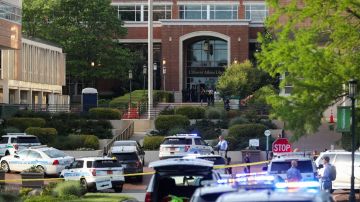 El campus en bloqueo después de un tiroteo en la Universidad de Carolina del Norte en Charlotte.