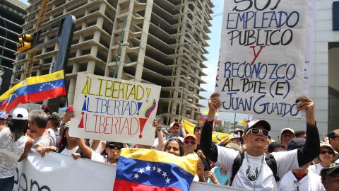 CARACAS, VENEZUELA - MAY 01: Supporter of Venezuelan opposition leader Juan Guaidó holds a banner that reads 'I´m a public employee and I recognize Guaidó' during a demonstration at avenida Francisco de Miranda on May 1, 2019 in Caracas, Venezuela. Yesterday, Juan Guaidó, recognized by many members of the international community as the country's rightful interim ruler, urged an uprise to take Nicolas Maduro out of power. (Photo by Edilzon Gamez/Getty Images)