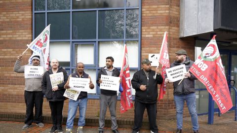 Los conductores de Uber protestan fuera de las oficinas de Uber el 8 de mayo de 2019 en Birmingham, Inglaterra. Las protestas se producen antes de la oferta pública inicial anticipada de Uber en la Bolsa de Nueva York, que podría hacer que la valoración de la empresa que arribó a la atracción sea tan alta como $ 91.5 mil millones