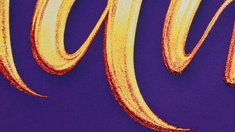 Mena Massoud junto a Naomi Scott.