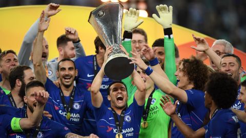 Pedro alzando el título de la Europa League con los 'Blues' en Rokú.