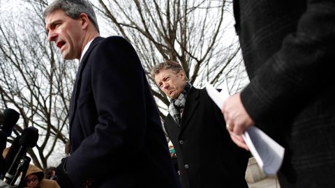 Ken Cuccinelli (i) y Rand Paul en una foto de julio de 2014.