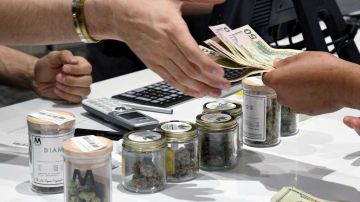 Plan permitiría a los adultos mayores de 21 años comprar cannabis legalmente en dispensarios con licencia en Illinois en 2020.