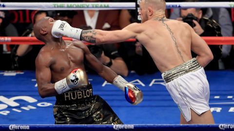 Conor McGregor y Floyd Mayweather durante su combate el 26 de agosto de 2017