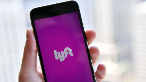 Una conductora de la empresa Lyft que recibió un disparo en el vecindario de Englewood al sur de Chicago el fin de semana habla sobre la seguridad en las carreteras.