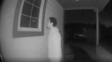 La Policía publicó un video grabado que muestra a alguien caminando hacia una casa, mirando por la ventana y alejándose a la 1:47 am el martes.