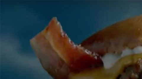 Además de la gran cantidad de carne, tiene 4 tiras de tocino ahumado y 3 rebanadas de queso amarillo.