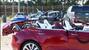 Así quedó el Tesla Model 3 después de chocar con un camión de transporte en marzo... imaginarás lo que le ocurrió al conducto