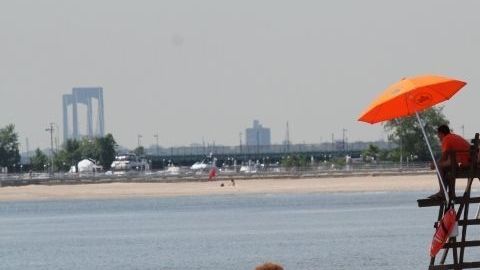 A los bañistas se les recuerda que solo se permite nadar cuando hay salvavidas.