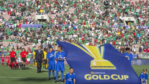 Bandera de la Copa Oro en el estadio Rose Bowl de Pasadena.