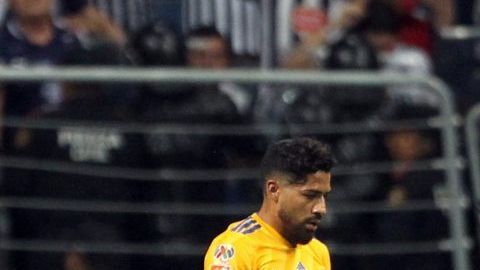 Rayados del Monterrey festeja su gol solitario ante los Tigres de la UANL.