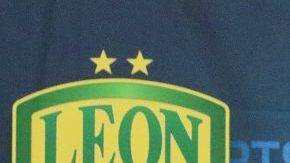 Ignacio Ambriz, director técnico del León y Ricardo Ferretti, director técnico de Tigres.