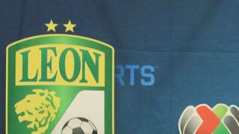 Ignacio Ambriz, director técnico del León y Ricardo Ferretti, director técnico de Tigres.