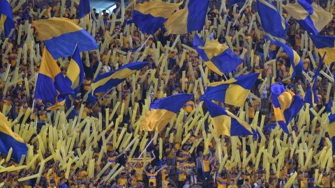 La afición de Tigres recibió con euforia a su equipo durante la madrugada en Monterrey.