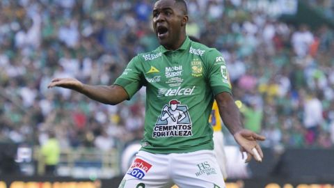 Joel Campbell de los Esmeraldas del León reclama un claro penalti al árbitro.