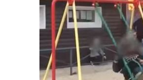 El niño no paró de jugar pese a lo fuerte del incendio.