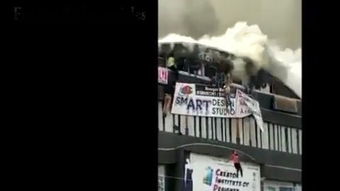Escaparon del incendio y se aventaron de edificio.