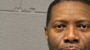 Corey Deanes de 47 años está acusado de hacer "contacto físico inapropiado" con tres mujeres en tres ocasiones separadas entre el 28 de agosto de 2017 y el 13 de julio de 2018.