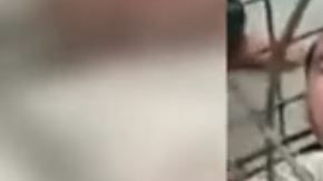 Además, le dio de golpes con un palo y le lanzaba escupitajos.