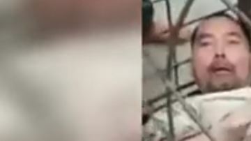 Además, le dio de golpes con un palo y le lanzaba escupitajos.