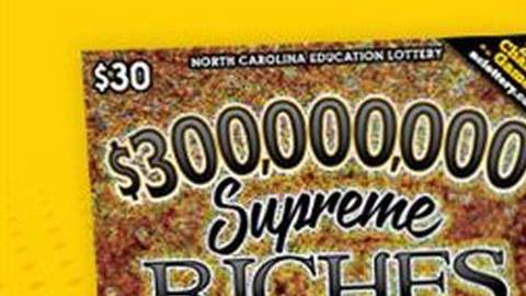 James Belich con su premio de lotería. Cortesía Lotería de Carolina del Norte