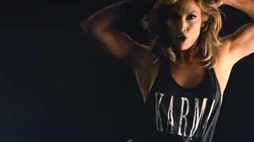 La versión remix estuvo a cargo del DJ y productor estadounidense Steve Aoki.