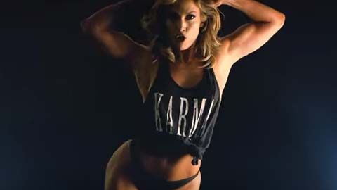 La versión remix estuvo a cargo del DJ y productor estadounidense Steve Aoki.