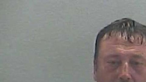 John West, agresor sexual amenaza con violar a cualquier mujer.