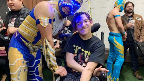 José Gómez junto al luchador Aerostar en la última función de Lucha Libre Total. (Javier Quiroz / La Raza)