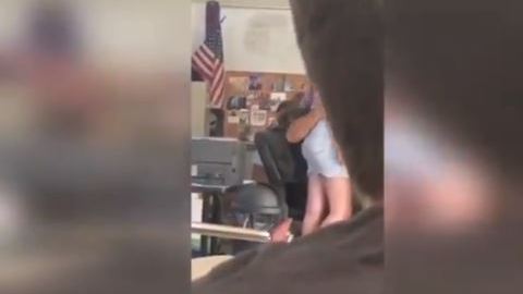 El maestro recorre la espalda de la joven para tomarla por la cintura.