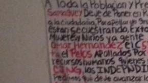 L:as mantas fueron colocadas en puentes peatonales.
