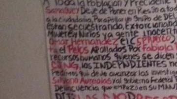 L:as mantas fueron colocadas en puentes peatonales.