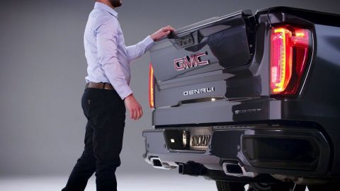 La "MultiPro tailgate" (puerta trasera multi-funciones) viene como estándar en los modelos GMC Sierra SLT y Denali