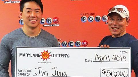 Jing Jung fue con su hijo a buscar el premio. Cortesía Powerball