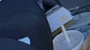 Encontraron basura en un auto y multaron al conductor.