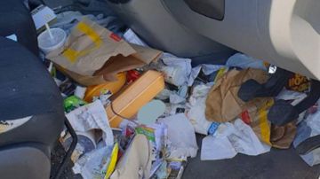 Encontraron basura en un auto y multaron al conductor.