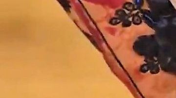 La mano del matador Morante de la Puebla y la testuz del toro de la ganadería Jandilla en la Feria de Sevilla