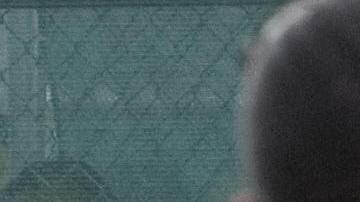 Inmigrantes recluidas caminan en el patio de ejercicio de un centro de detención.