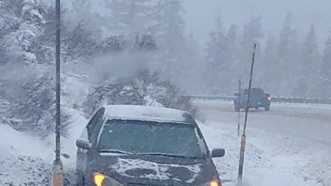 Las autoridades de Truckee, California, alertaron a los ciudadanos por los peligros de la nieve que ha caído en cantidades inusuales en mayo.