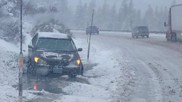 Las autoridades de Truckee, California, alertaron a los ciudadanos por los peligros de la nieve que ha caído en cantidades inusuales en mayo.