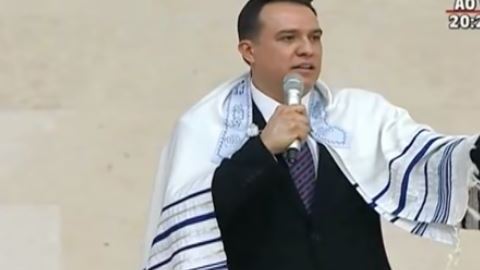 El pastor aseguró que obtendrían gran recompensa con esa acción.