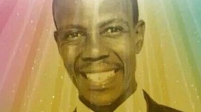 La foto utilizada en la “noticia falsa” es de un supuesto pastor sudafricano, identificado como Paseka Motsoeneng.