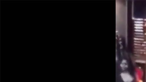 El hombre no puede defenderse ante la cantidad de gente enfurecida que lo ataca.