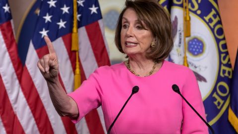 Nancy Pelosi dice que Trump ataca la Constitución.