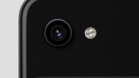 Los teléfonos vienen en tres colores, blanco, negro y púrpura.