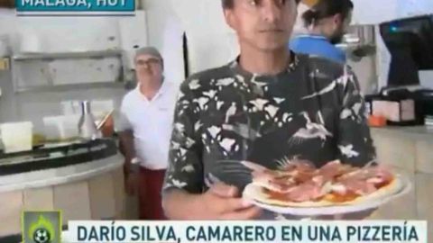 Darío Silva trabaja como mesero en una pizzería en Málaga